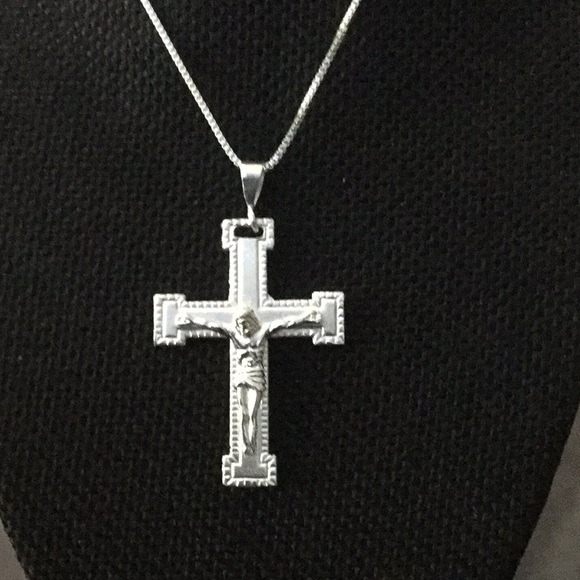 Jewelry - .925Sterling Silver 16”Box Necklace With Crucifix